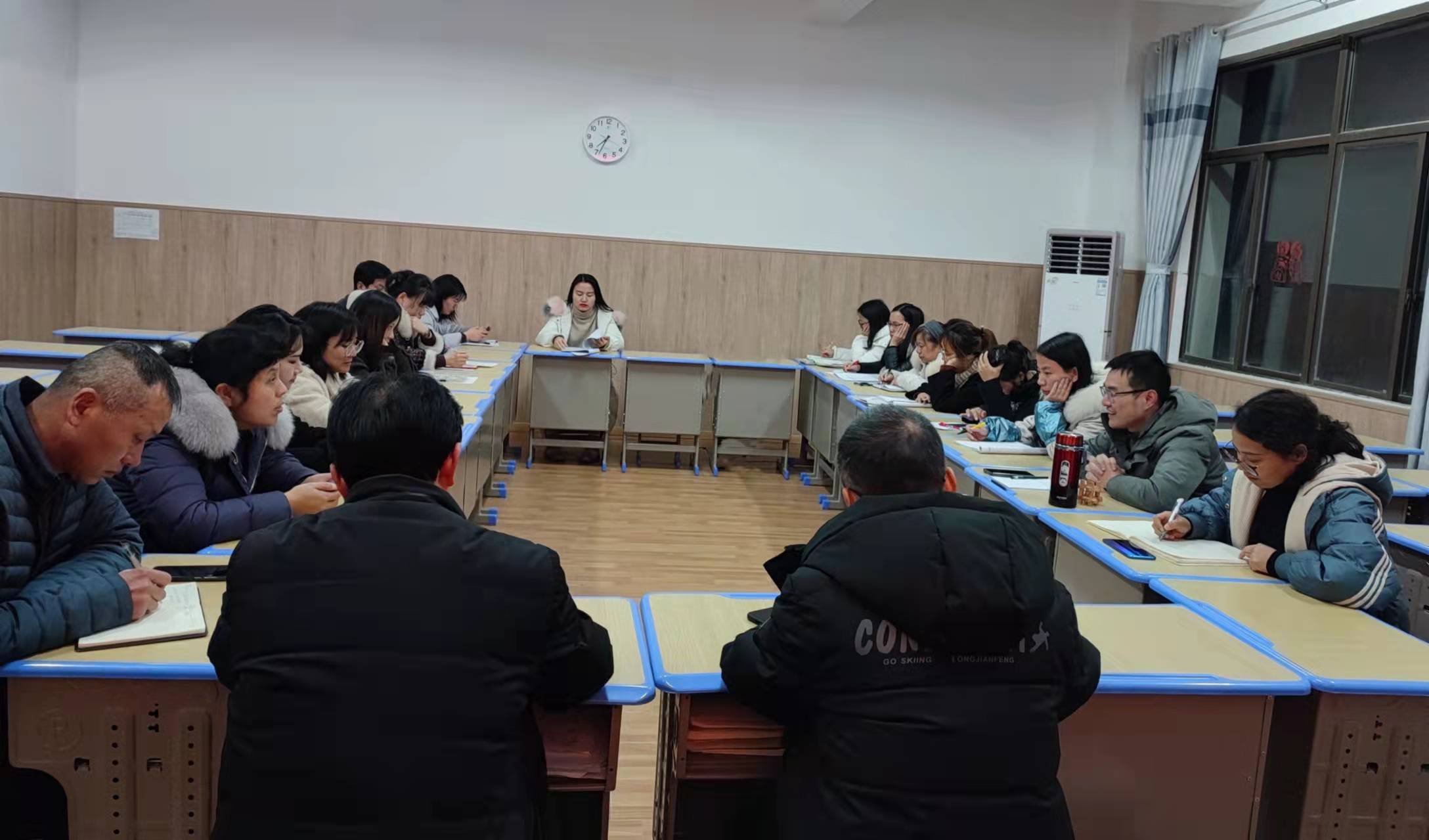高二年级召开班主任工作经验交流会(图2)