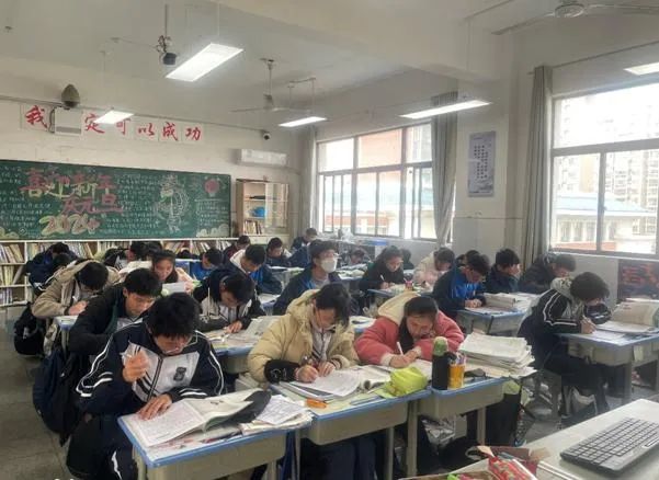 落笔细细雕琢 书写字字芳华   濂溪区第一中学举行高一英语ENGLISH美丽书写大赛(图1)