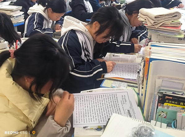 落笔细细雕琢 书写字字芳华   濂溪区第一中学举行高一英语ENGLISH美丽书写大赛(图3)