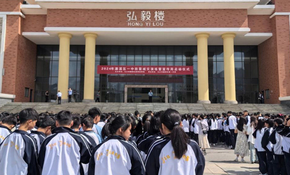 以练为盾 遇险不乱 濂溪区一中举行5.12“防灾减灾”疏散演练(图2) 以练为盾 遇险不乱 濂溪区一中举行5.12“防灾减灾”疏散演练(图2)