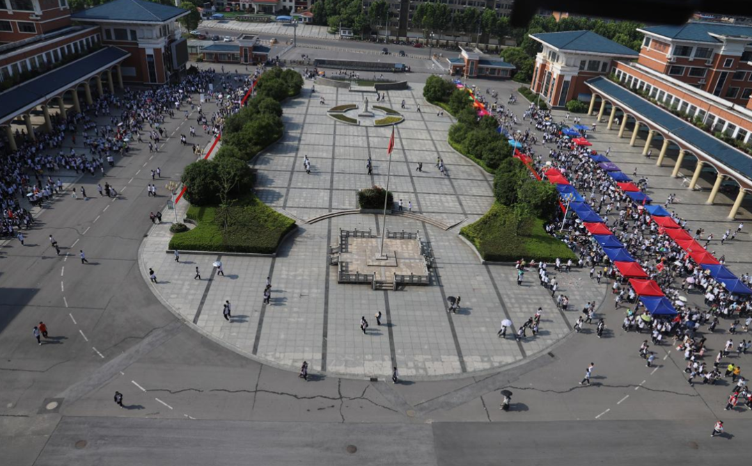 跳蚤市场 快乐共享 濂溪区一中举办第四届“跳蚤市场”活动(图4) 跳蚤市场 快乐共享 濂溪区一中举办第四届“跳蚤市场”活动(图4)