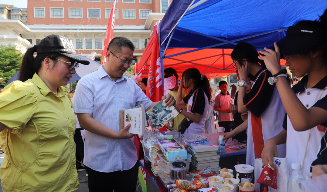 跳蚤市场 快乐共享 濂溪区一中举办第四届“跳蚤市场”活动(图2) 跳蚤市场 快乐共享 濂溪区一中举办第四届“跳蚤市场”活动(图2)