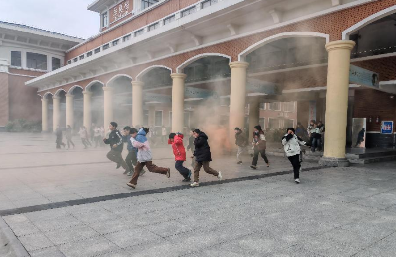 师生共筑安全防线   濂溪区一中开展2025春季开学消防疏散演练(图1)