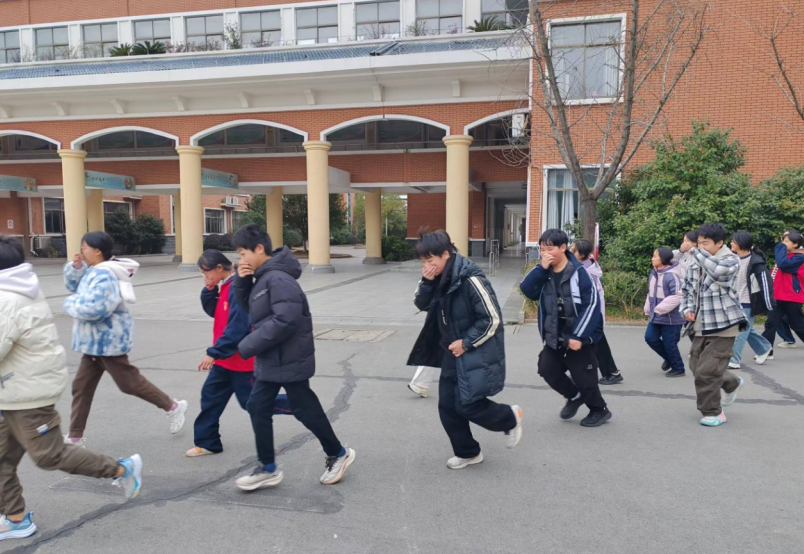 师生共筑安全防线   濂溪区一中开展2025春季开学消防疏散演练(图2)