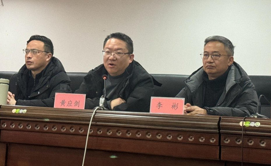 实干笃行启新程 育才创新担使命  濂溪区一中召开2025年春季新学期教职工大会(图2)