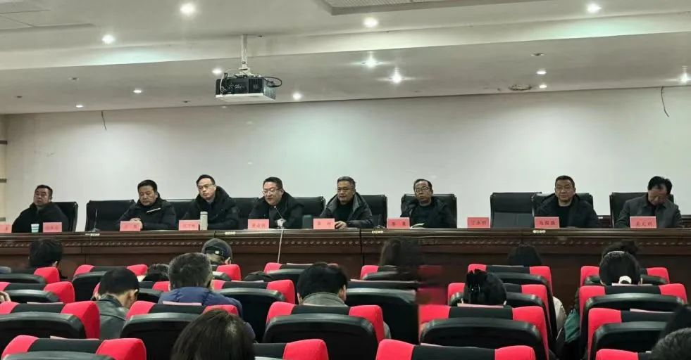 实干笃行启新程 育才创新担使命  濂溪区一中召开2025年春季新学期教职工大会(图1)