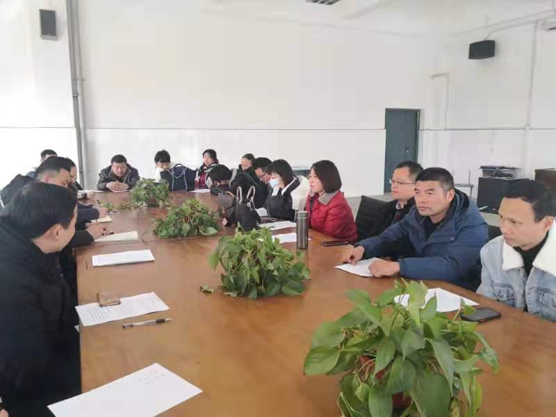 八年级召开班主任经验交流会(图2)