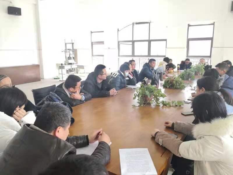 八年级召开班主任经验交流会(图3)