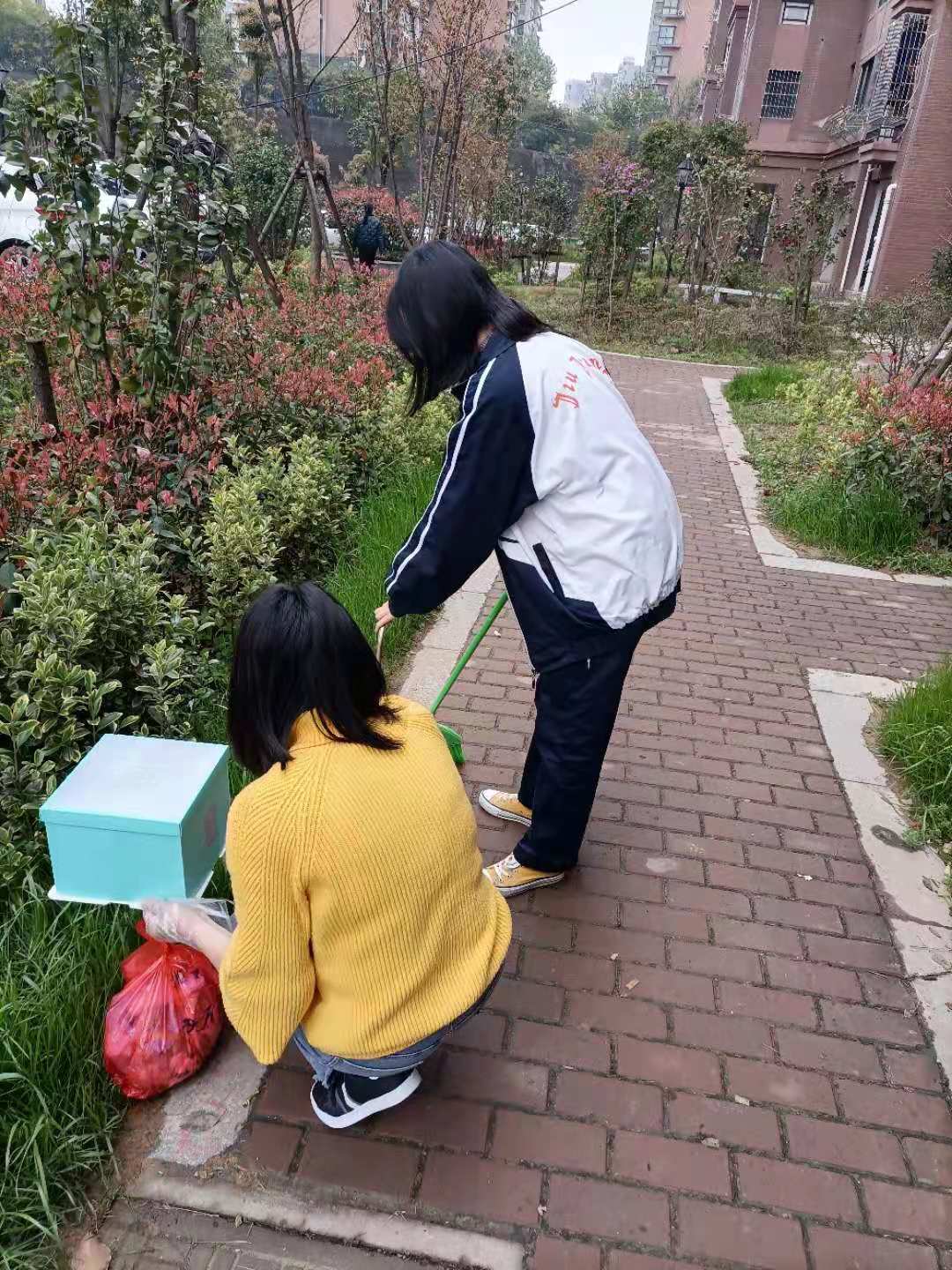 小手拉大手，共创文明城(图2)