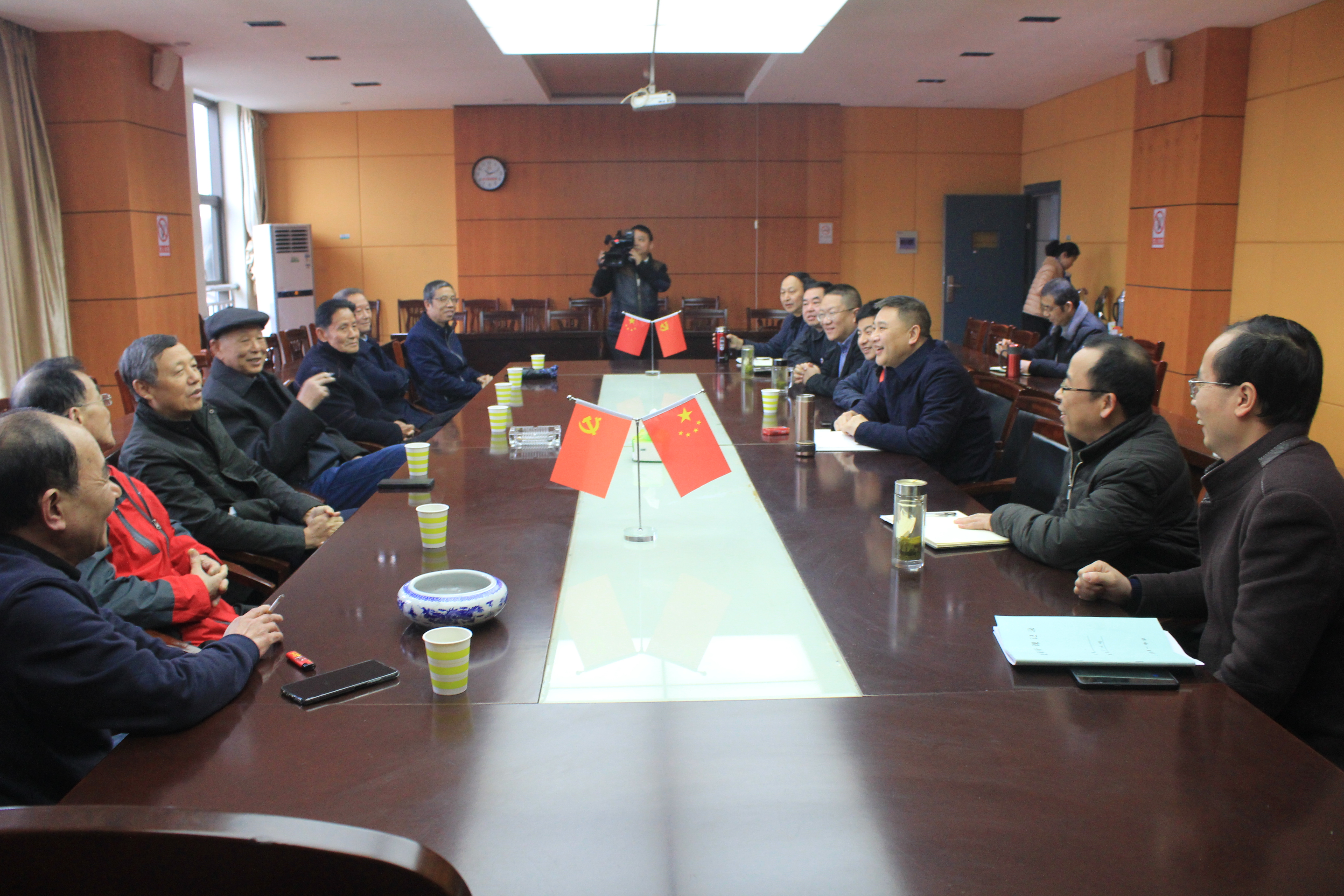 我校召开校庆六十周年老领导座谈会(图1)
