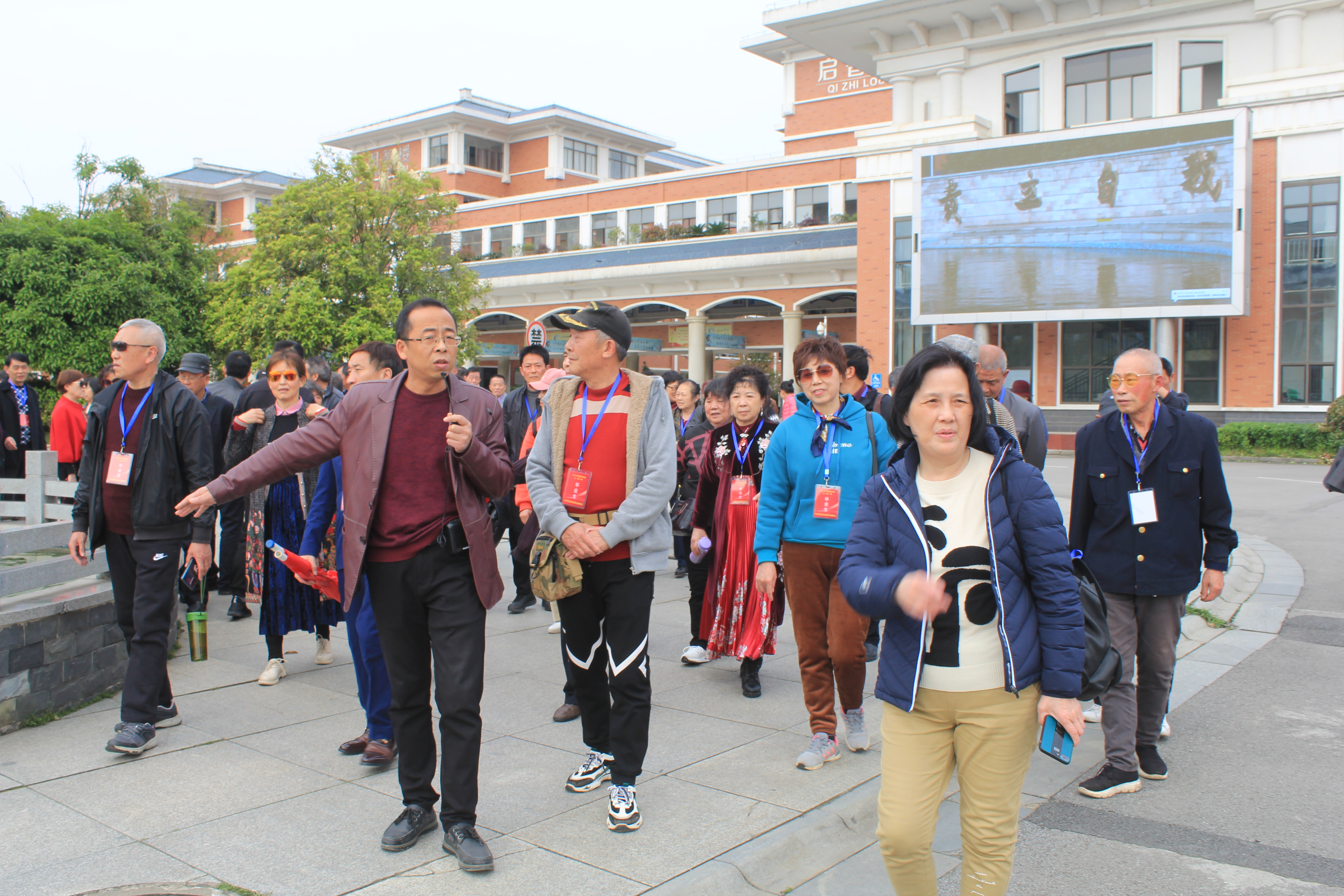 我校七一届校友回母校参观聚会(图3)