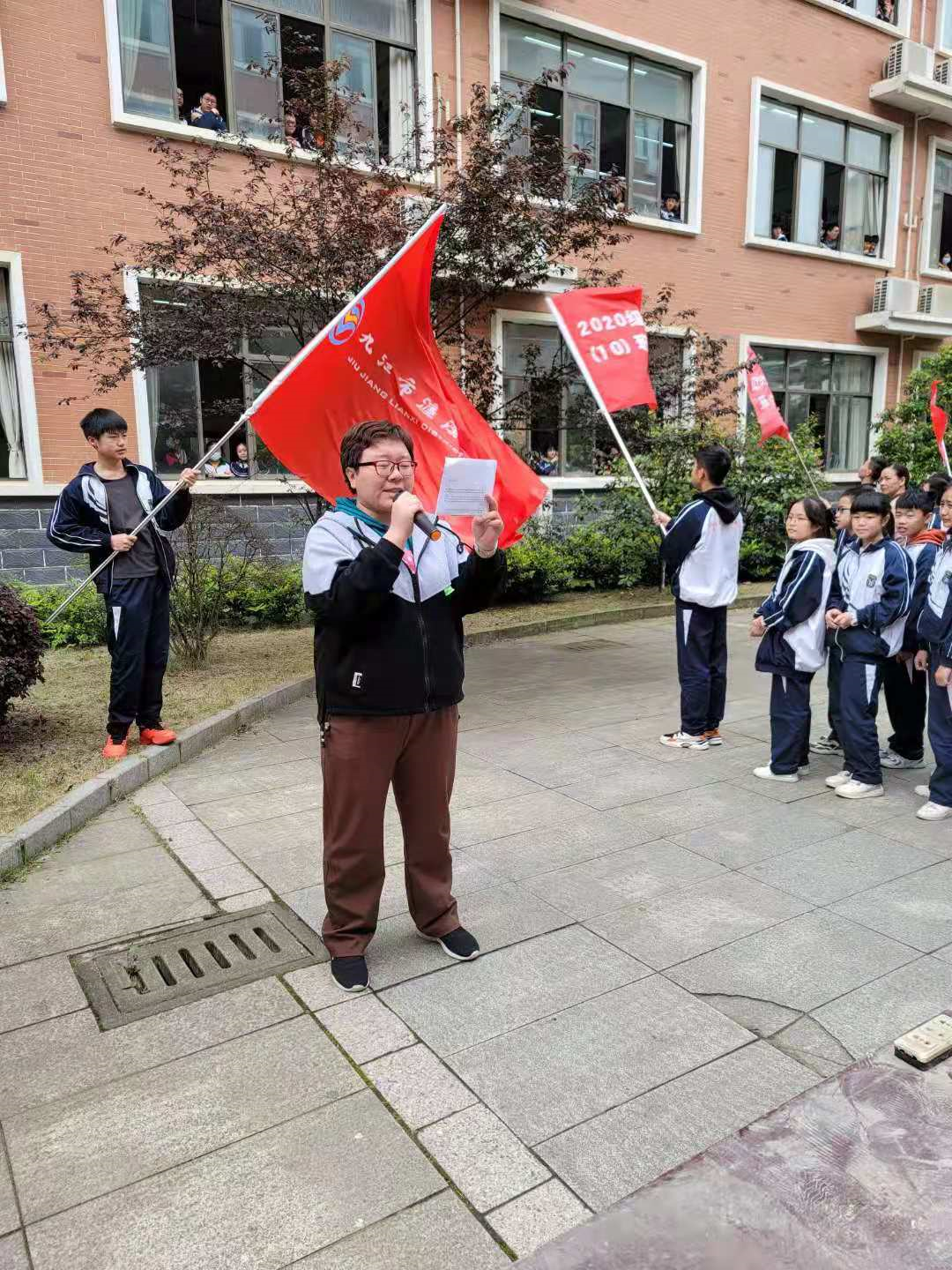 七年级学生为即将参加中考的初三师哥师姐“喊楼”(图4)