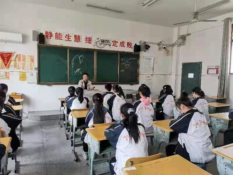 七年级召开各班班长会议(图1)