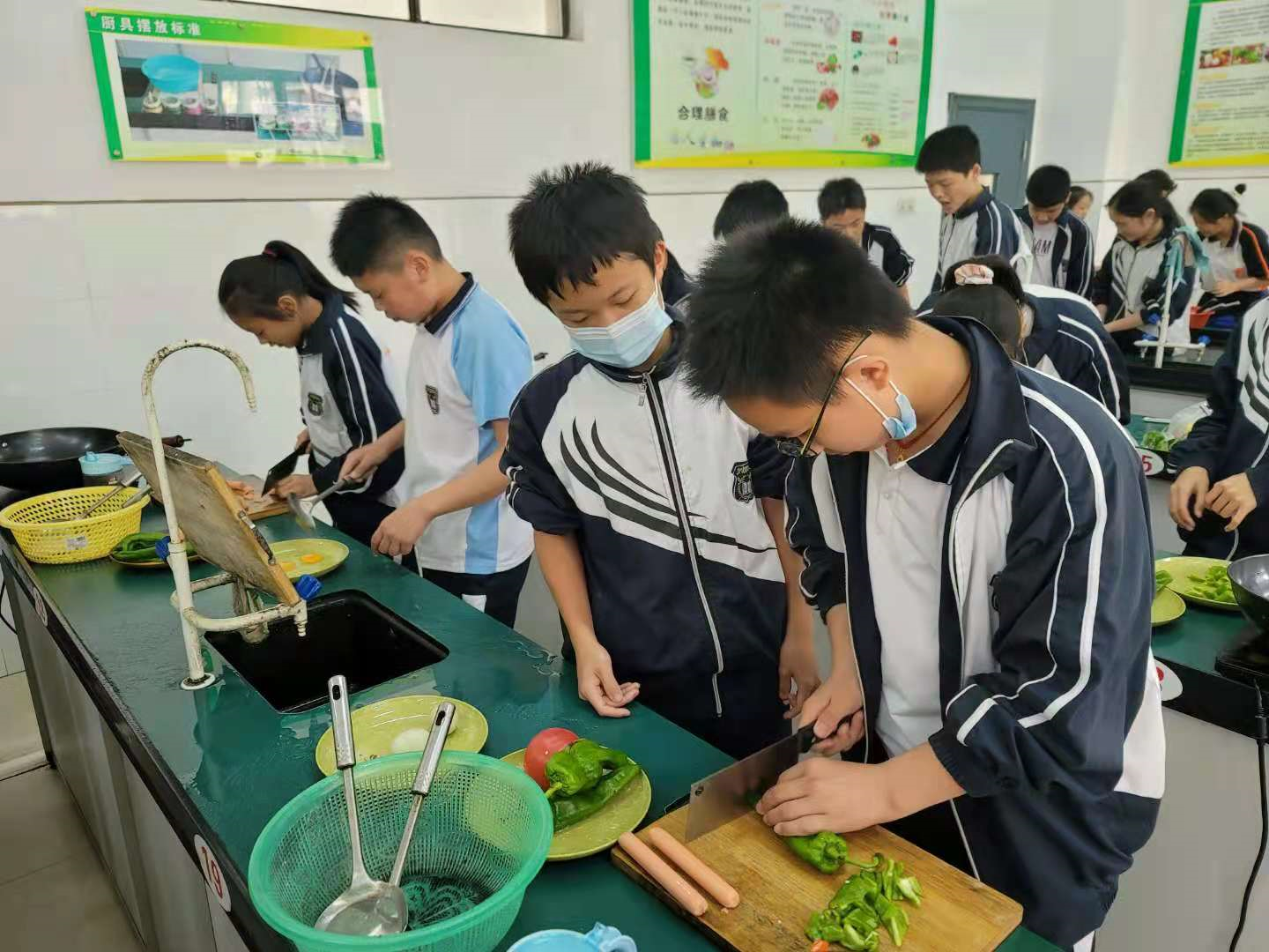 七年级各班厨艺课正在进行中(图1)