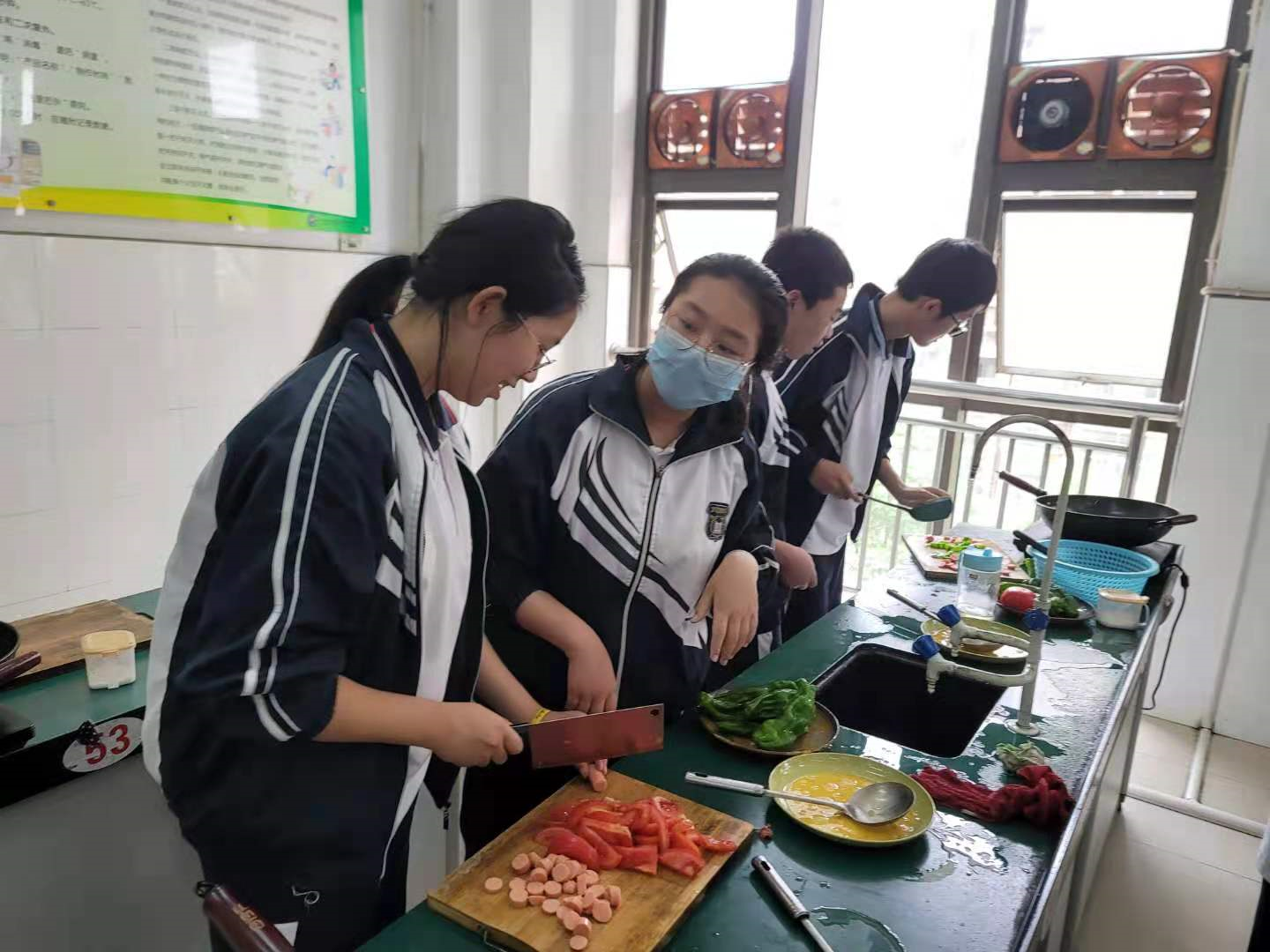 七年级各班厨艺课正在进行中(图2)