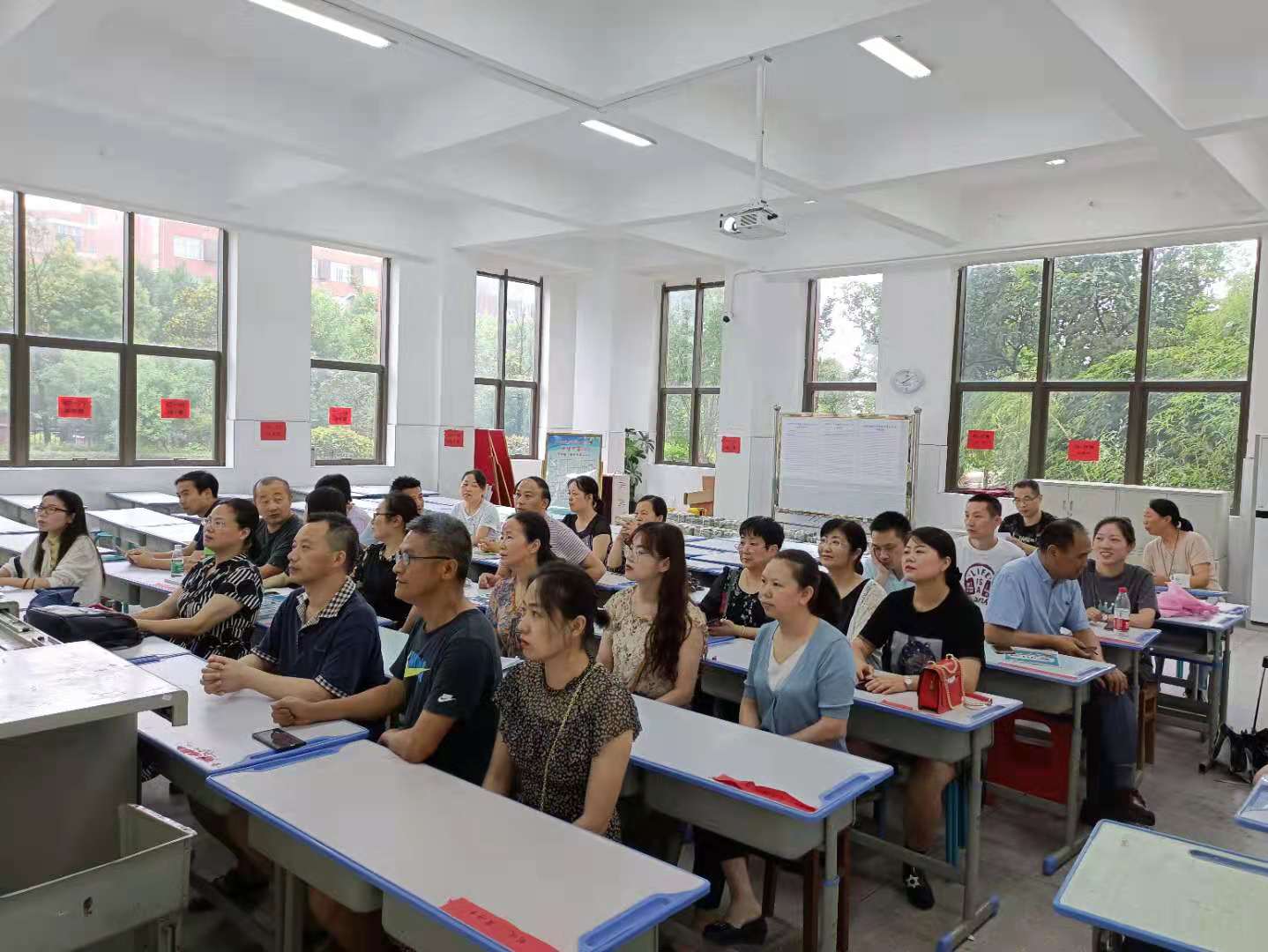 八年级组织师生观看习近平主席七一讲话(图2)