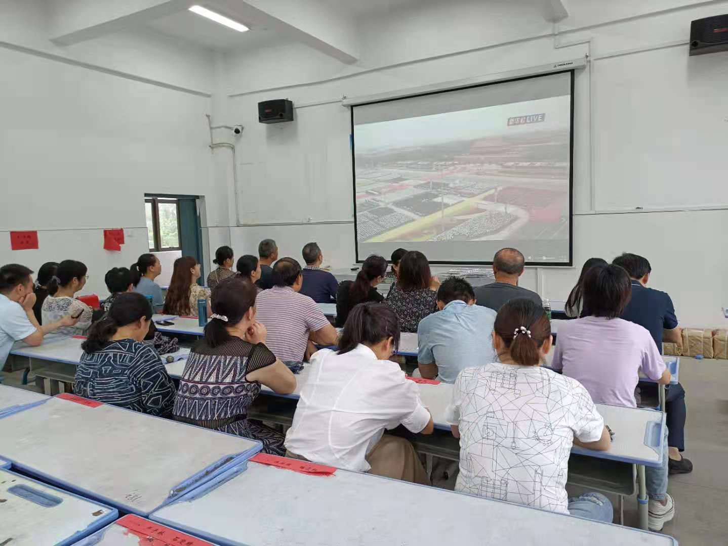 八年级组织师生观看习近平主席七一讲话(图1)