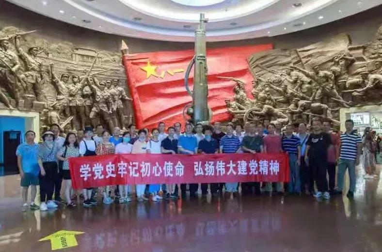 学党史牢记初心使命  弘扬伟大建党精神 ——区一中开展红色教育主题党日(图1)