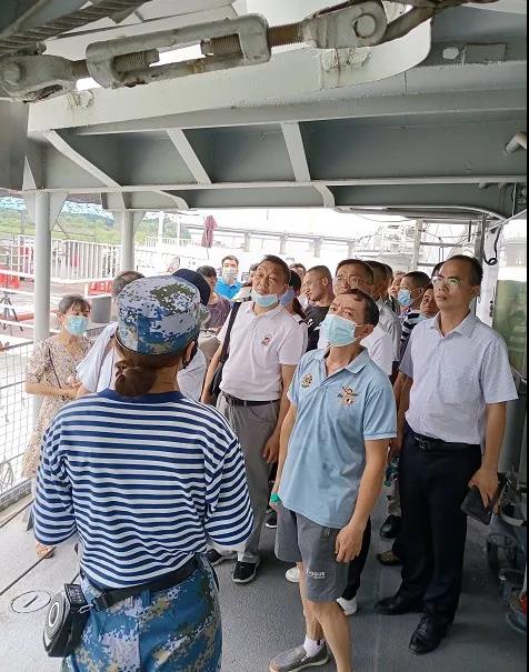学党史牢记初心使命  弘扬伟大建党精神 ——区一中开展红色教育主题党日(图3)