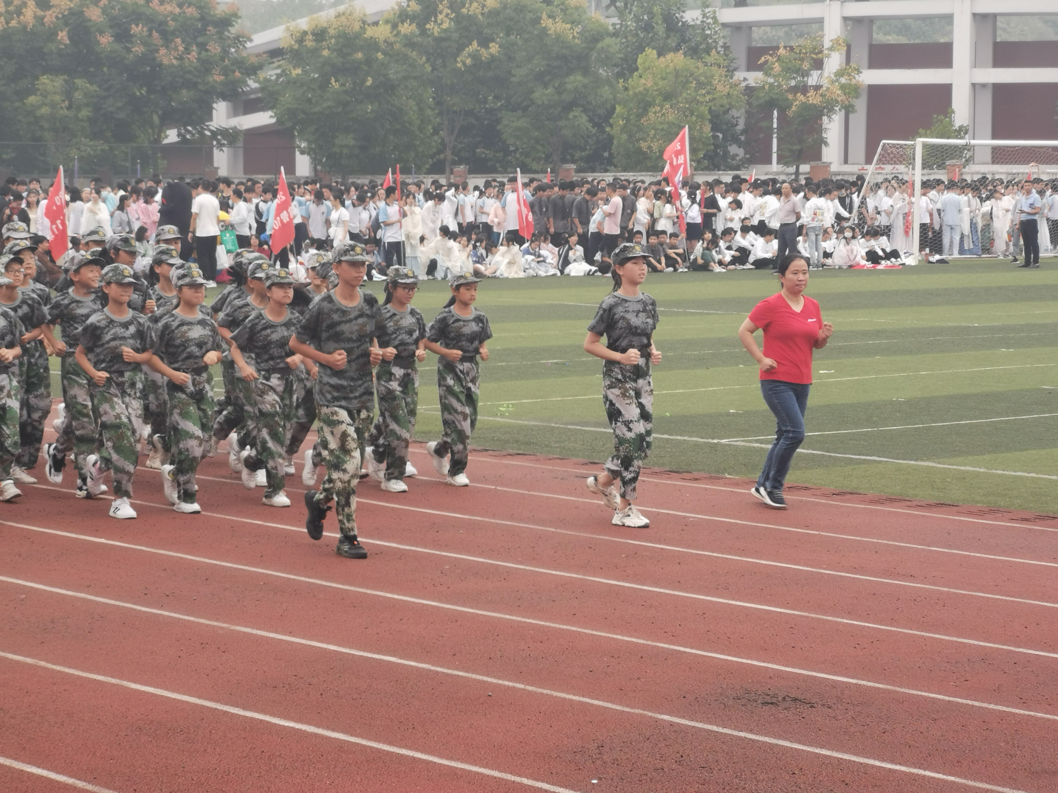 濂溪区一中举行第28届体育节暨第46届运动会(图4) 濂溪区一中举行第28届体育节暨第46届运动会(图4)