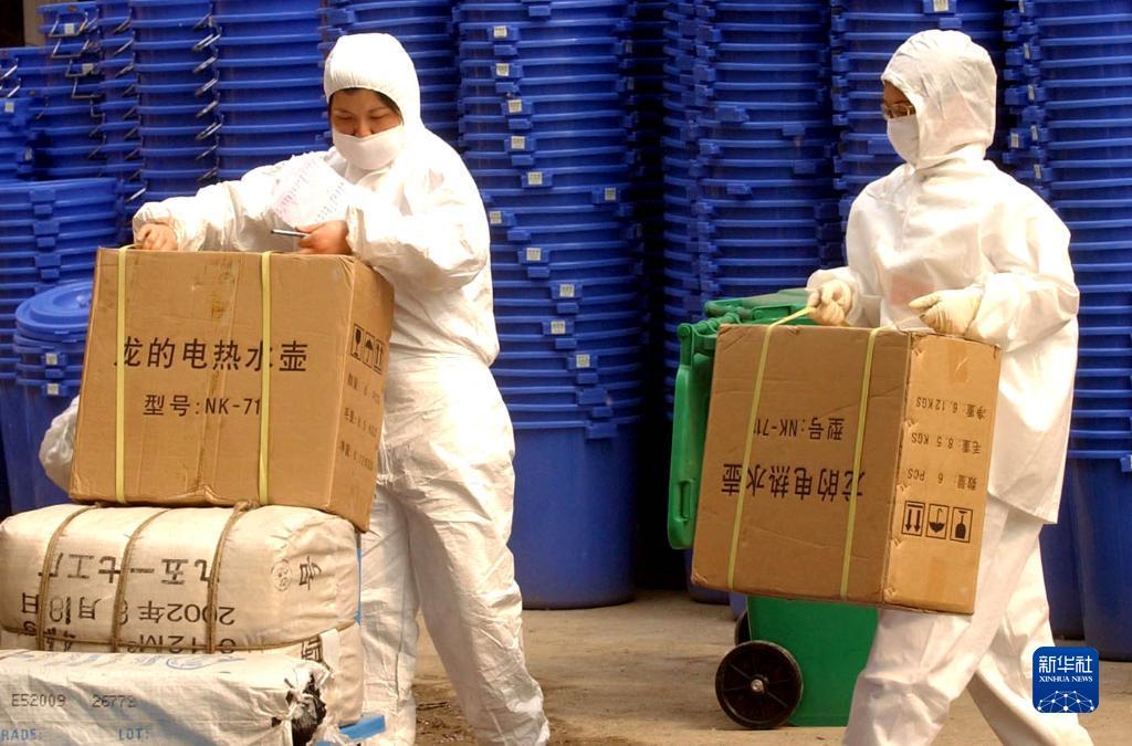 万众一心 众志成城——抗击非典精神述评(图5)