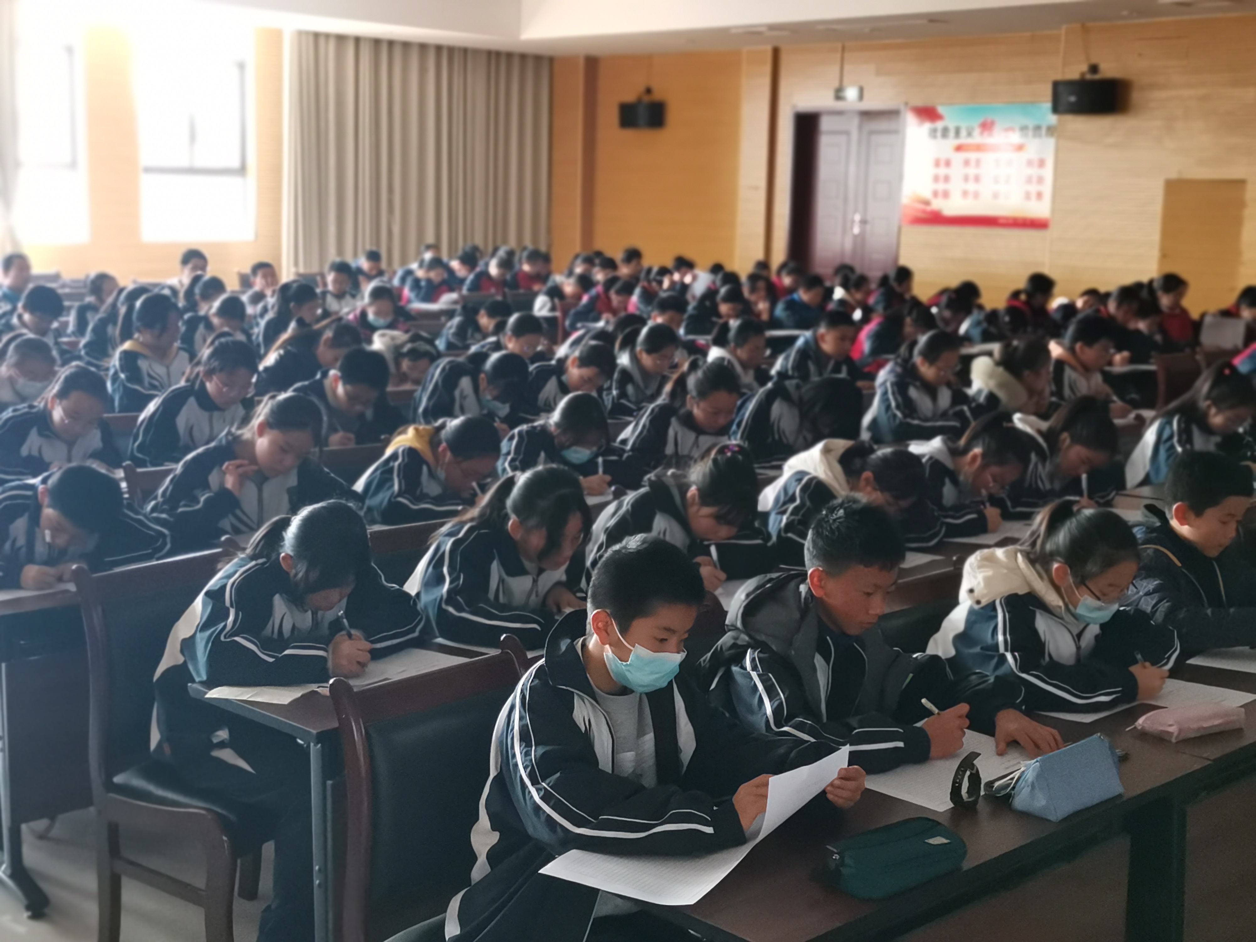 九年级学生参加学校读书征文竞赛(图1)