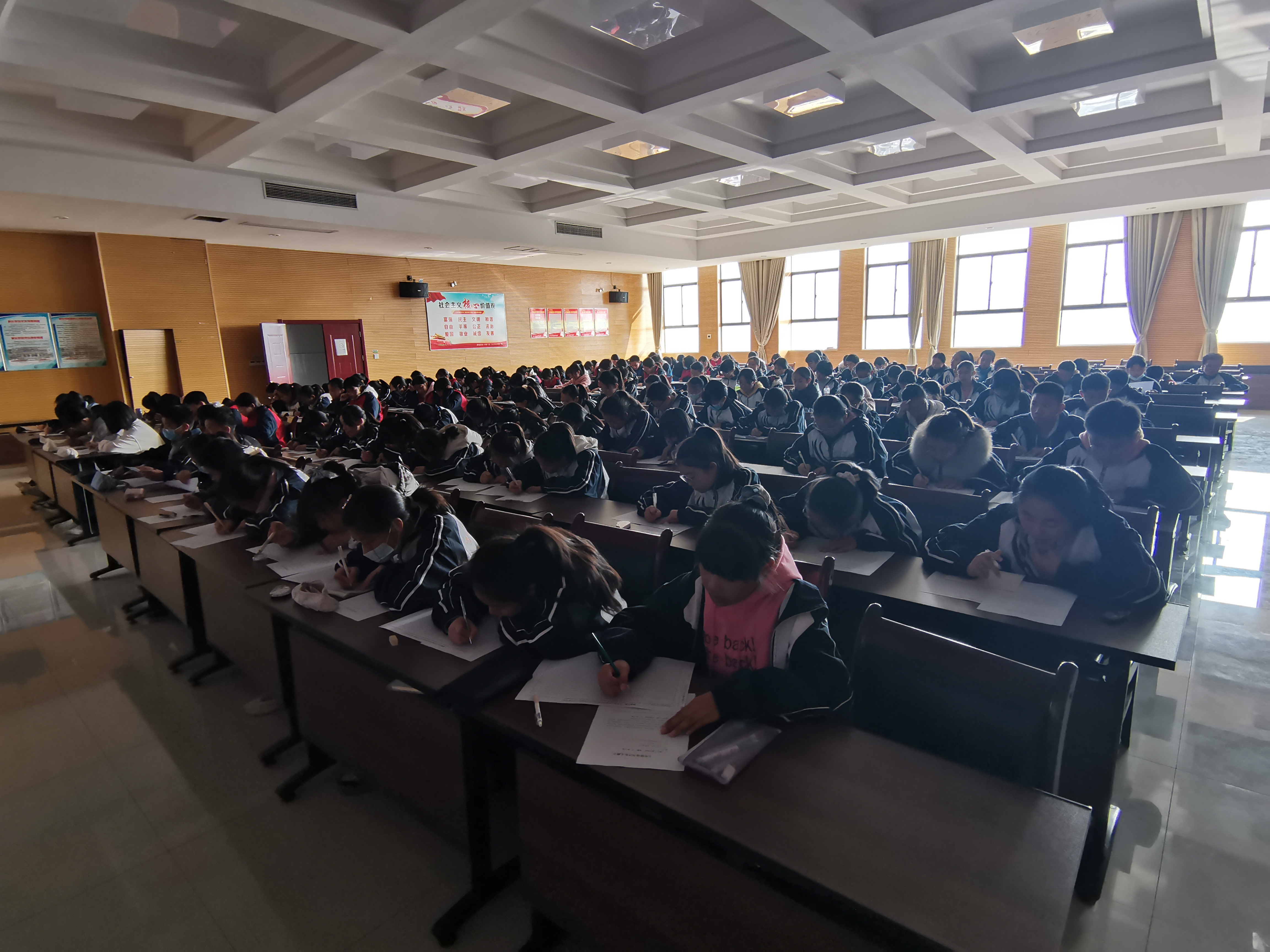 九年级学生参加学校读书征文竞赛(图3)