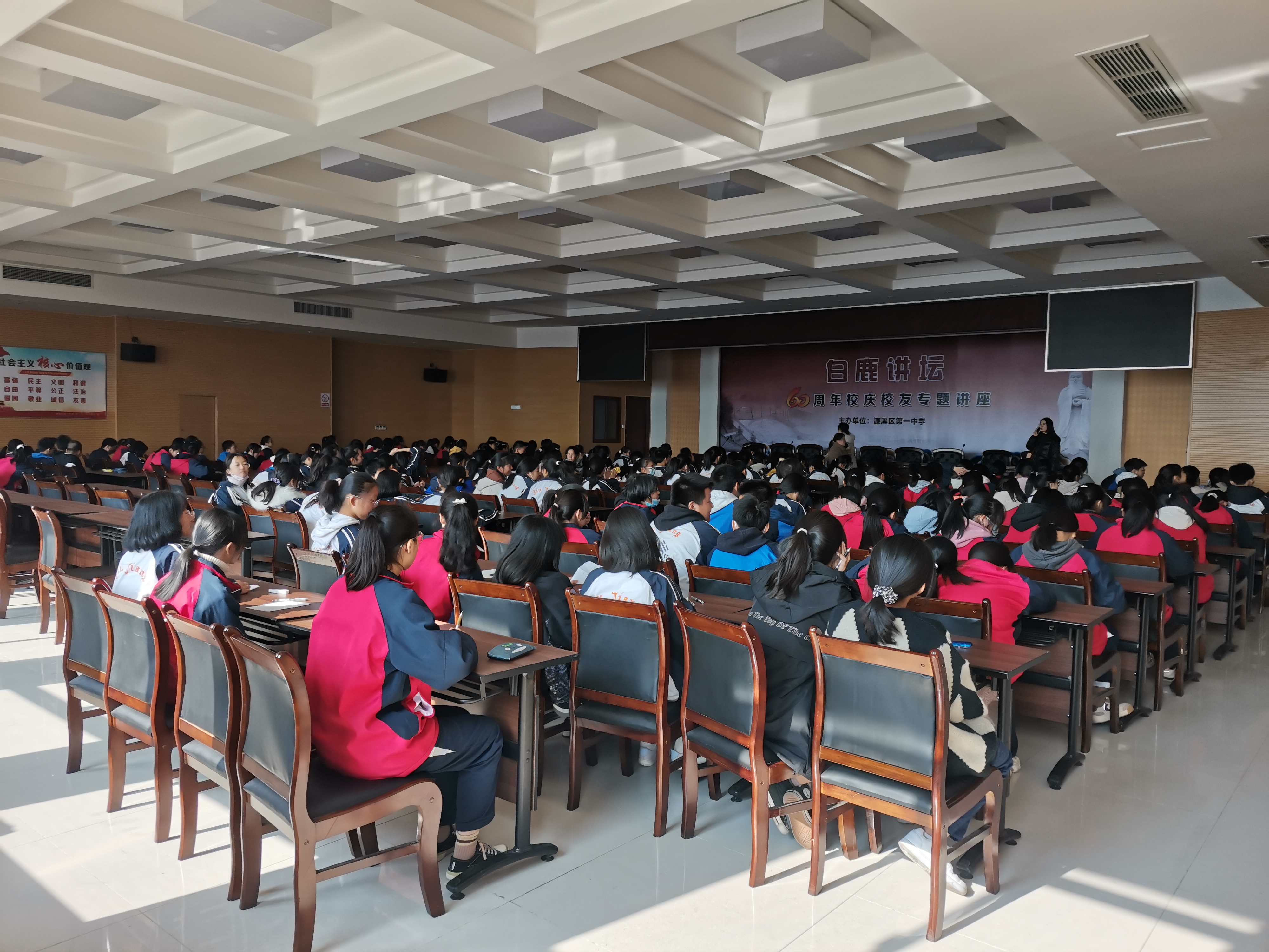 九年级学生参加学校读书征文竞赛(图4)