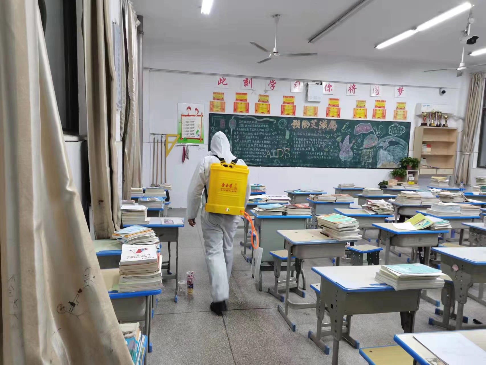 九年级教师做好防疫卫生工作(图1)