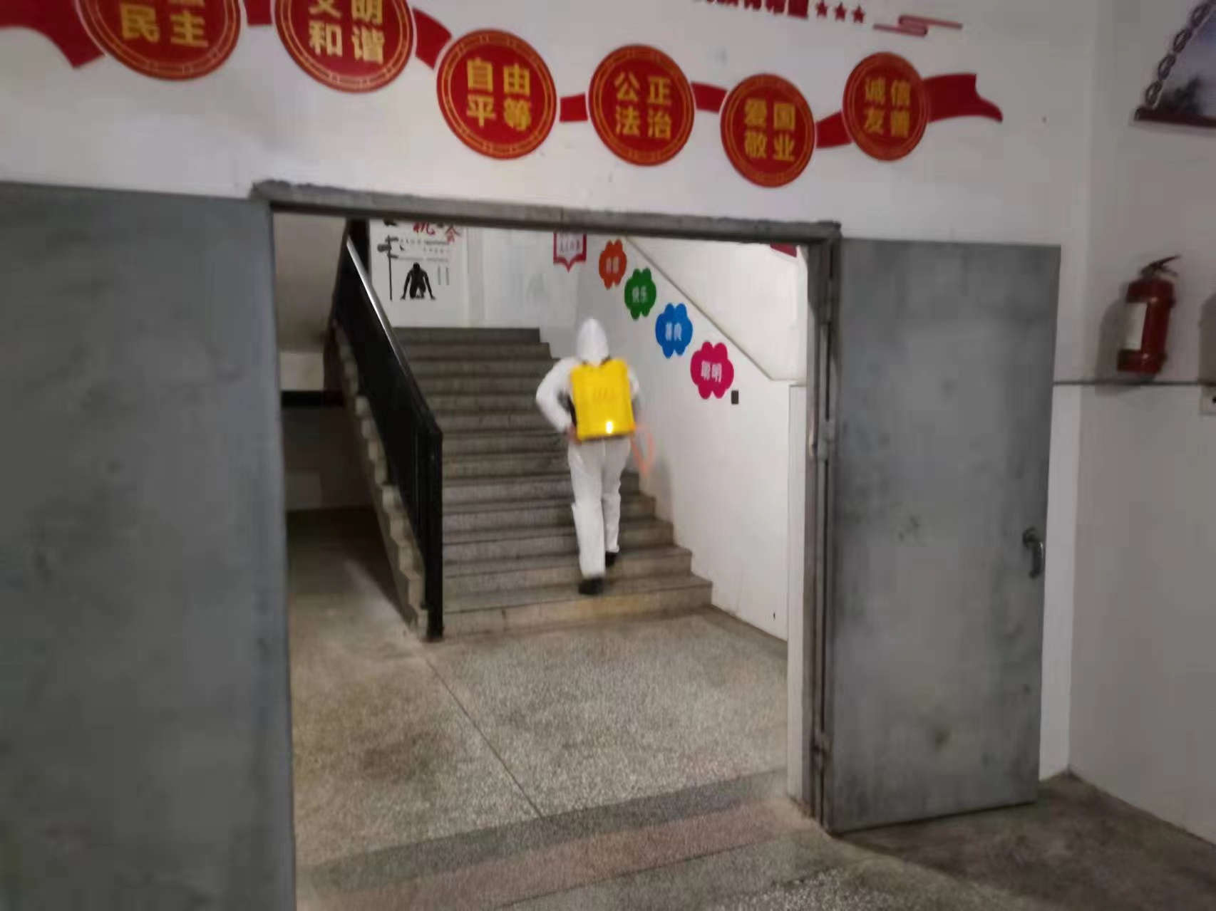 九年级教师做好防疫卫生工作(图3)