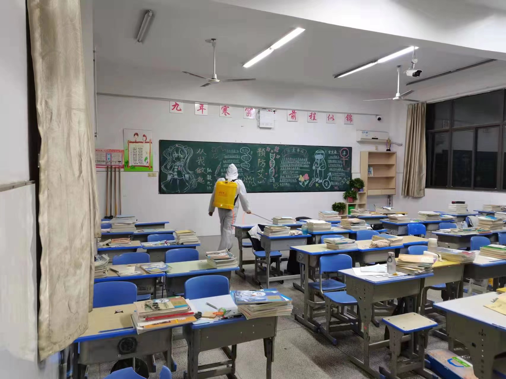 九年级教师做好防疫卫生工作(图2)
