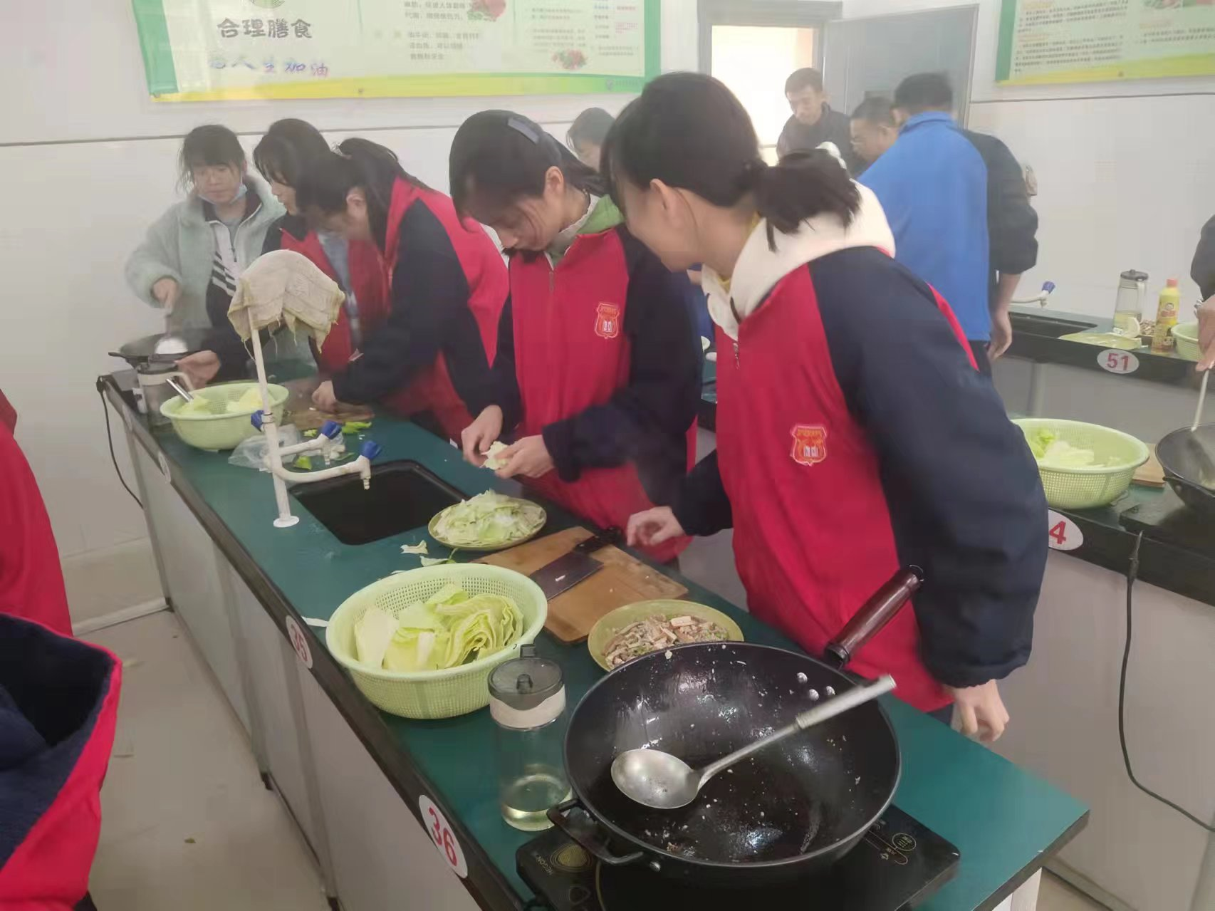 八年级各班厨艺课正在进行中(图1)
