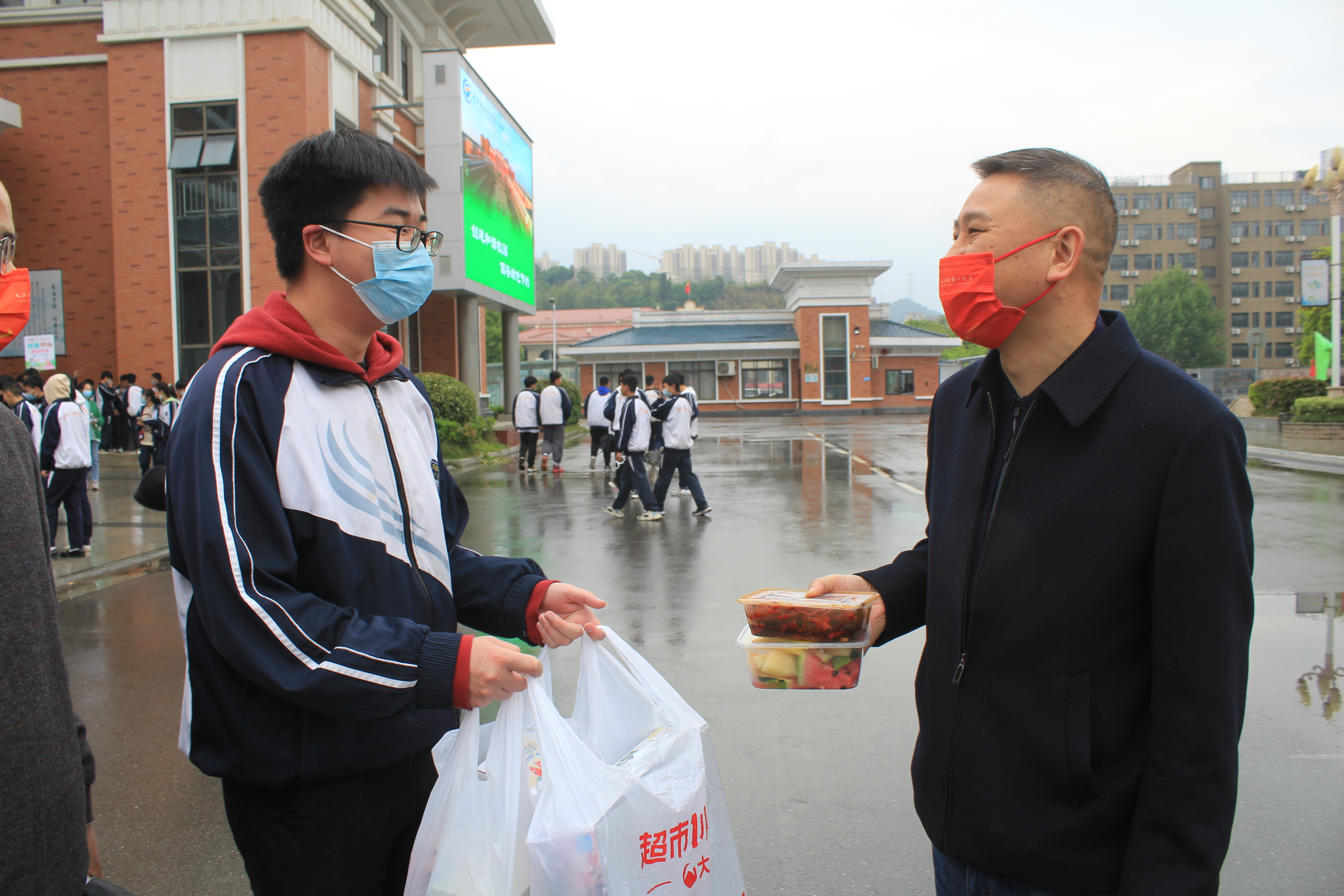 唐校长正在和学生交谈.JPG