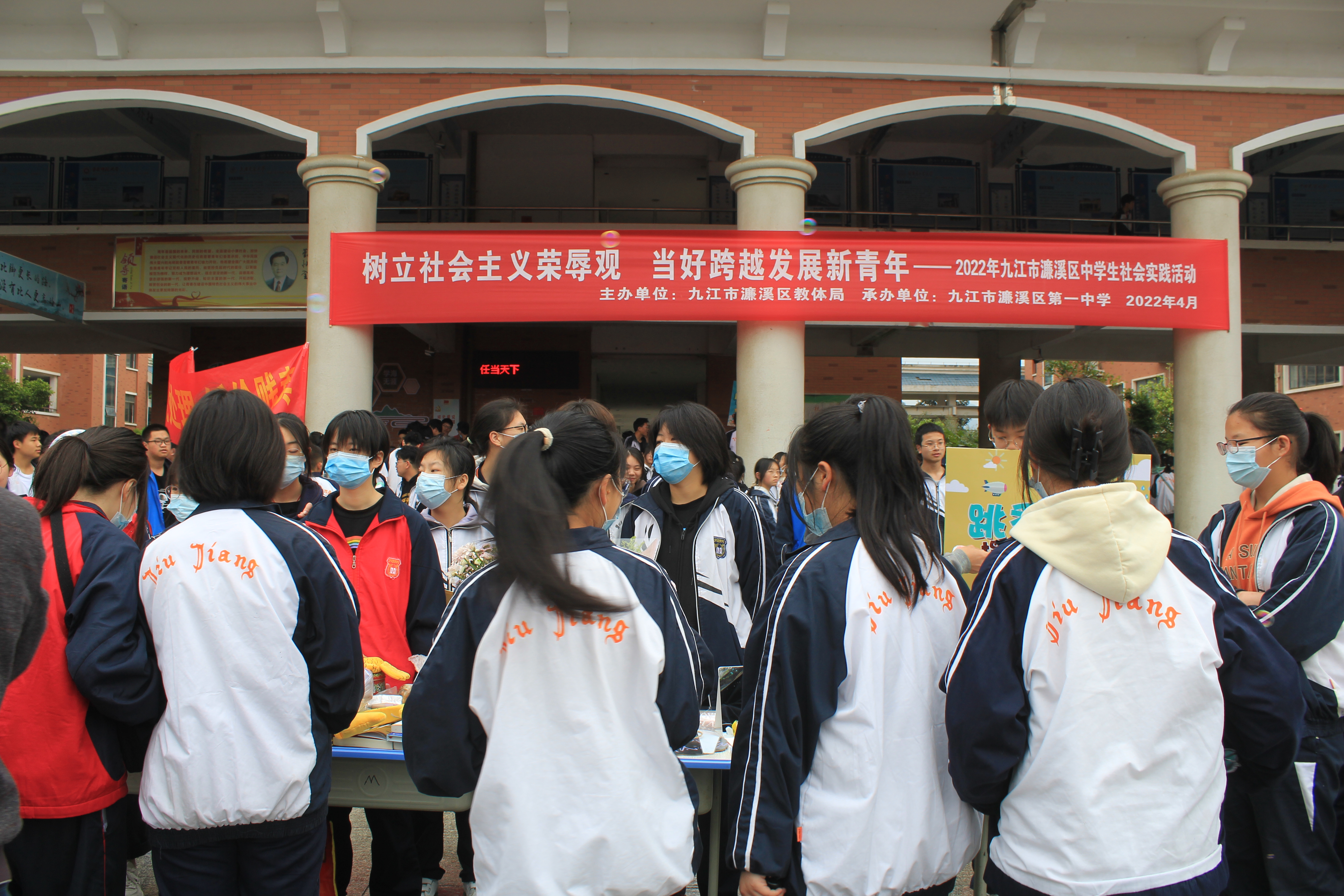 同学们正在逛摊点.JPG