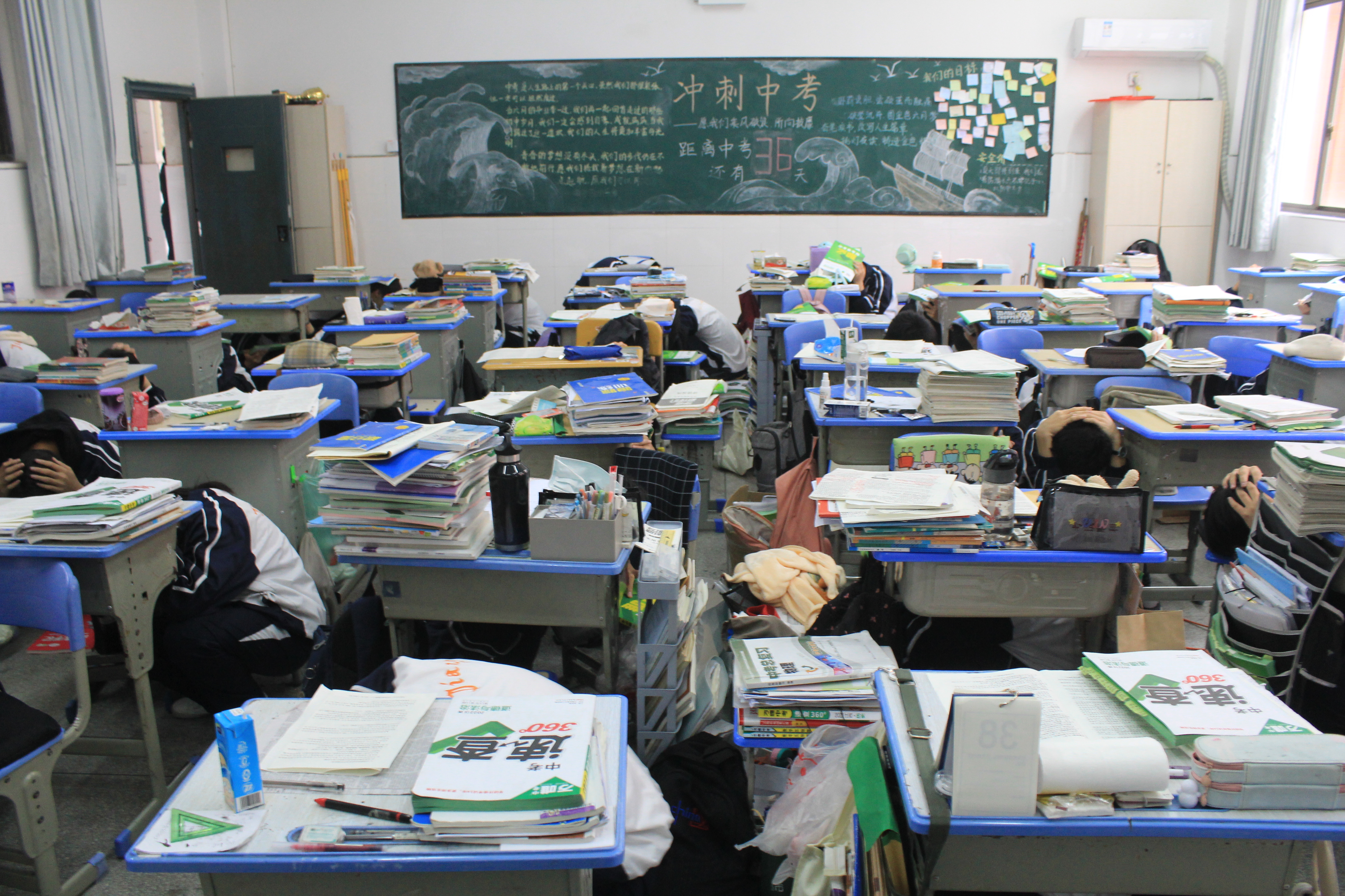 学生紧急避险.JPG