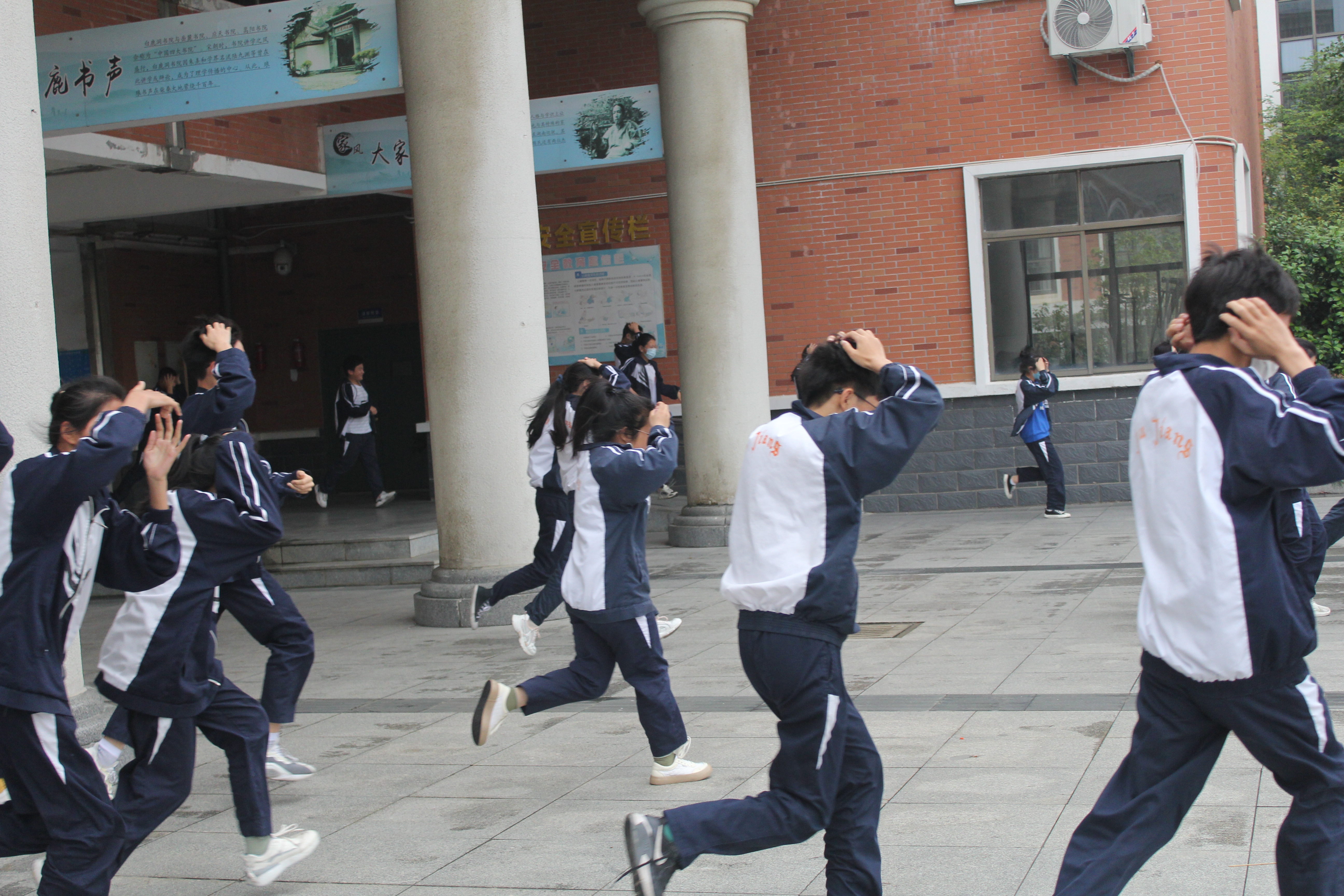 学生紧急疏散.JPG