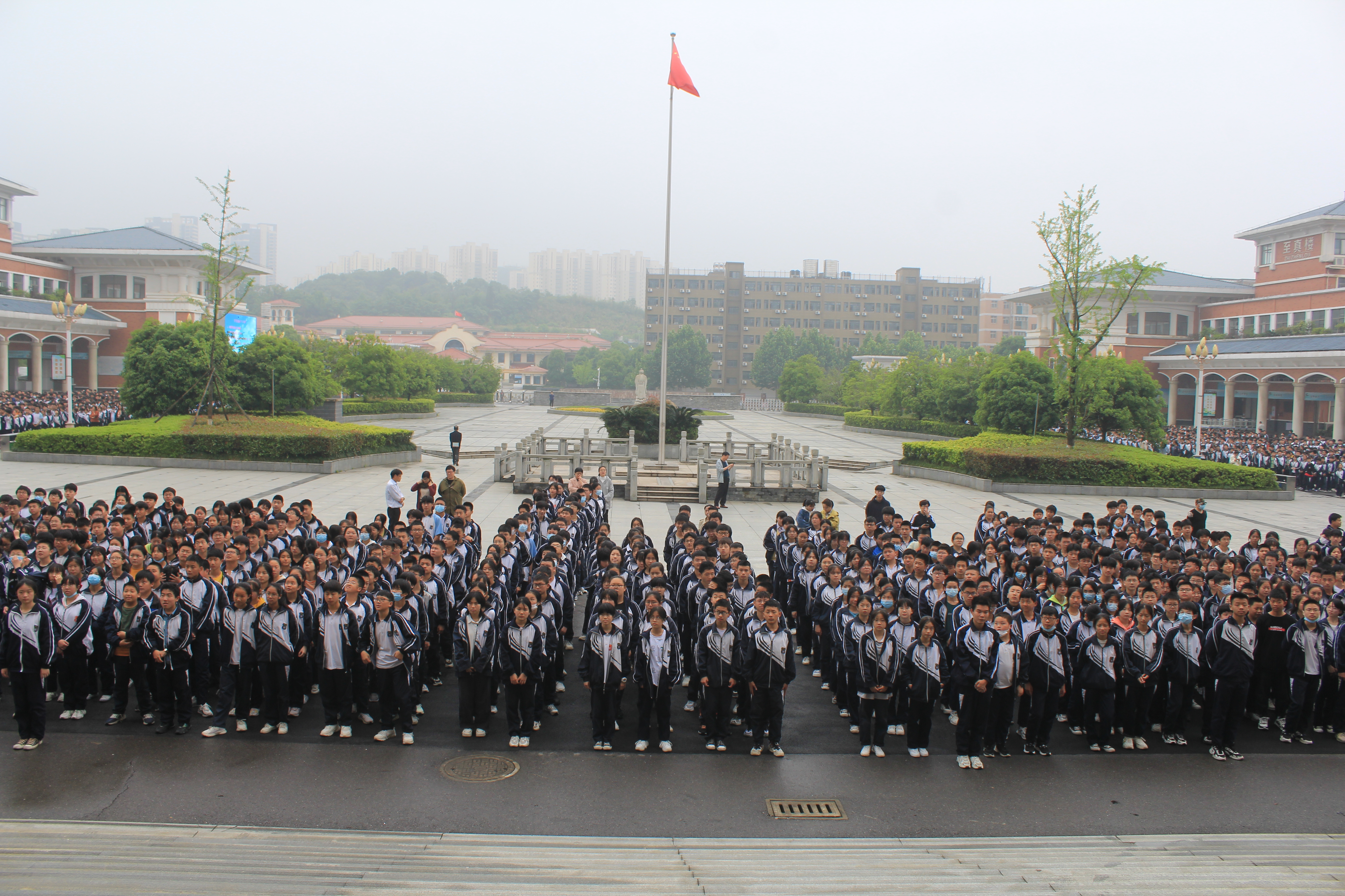 学生认真聆听.JPG